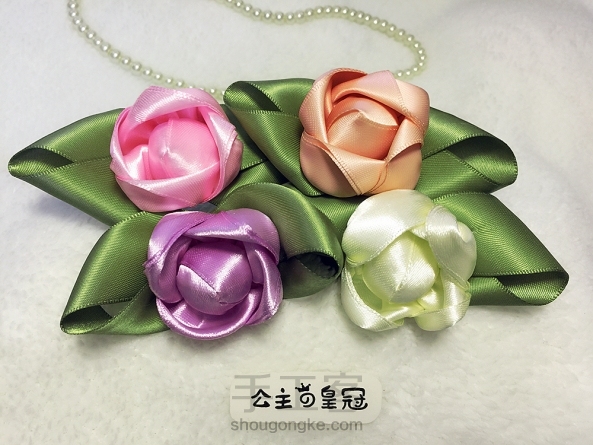 【公主の皇冠】经典绸缎玫瑰花苞发绳【教程已发布】今天为大家送上一款经典花苞发绳的做法，听说这种花的制作方法还是从韩国网上引荐的，它的价格可不菲呢，折合成人民币要六七十呢。下面就和我一起来动手做吧！^_^ 第6张
