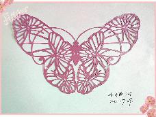 本人自幼喜欢蝴蝶和剪纸，通过把蝴蝶和剪纸相结合制做出了一系列的蝴蝶纸雕，每一个蝴蝶纸雕都是独一无二的孤品，今天给大家分享一个比较简单的，希望大家喜欢～欢迎点赞呦～