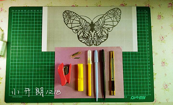 简单的蝴蝶纸雕，希望大家喜欢～欢迎点赞呦～ 第1步