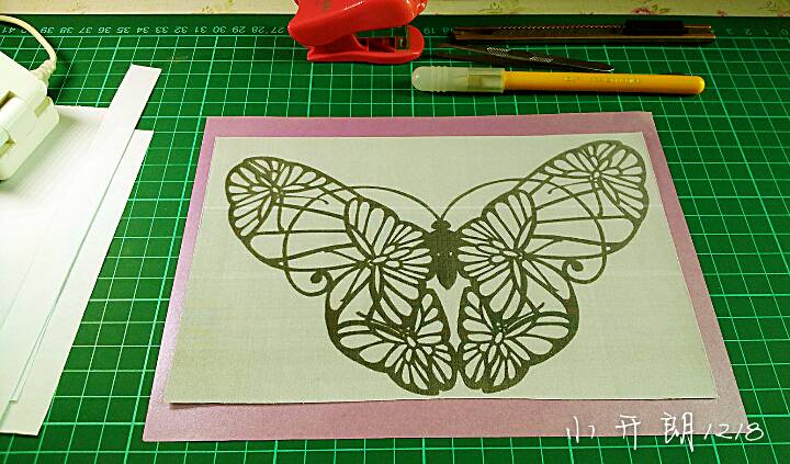 简单的蝴蝶纸雕，希望大家喜欢～欢迎点赞呦～ 第2步