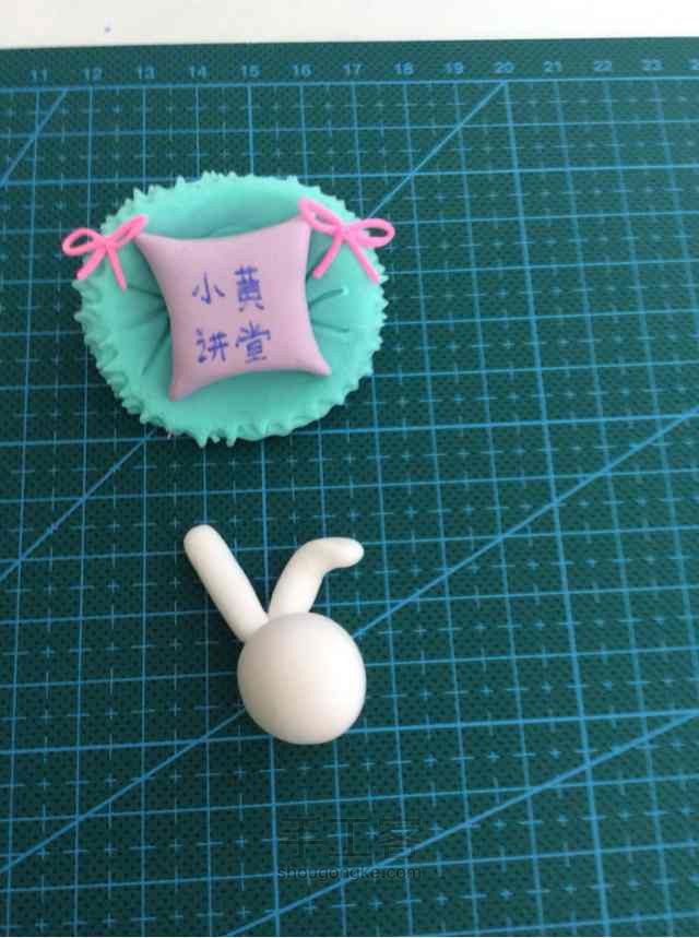 坐在蘑菇上的兔子 第3步
