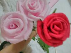 用褶皱纸做玫瑰花，颜色鲜亮，样子逼真，今天跟大家分享一下玫瑰花里面比较好的一种折法