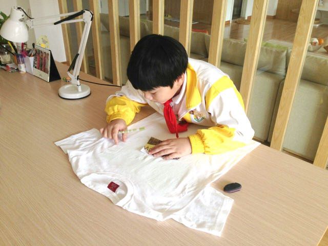 【优姬家的小朋友原创】·DIY手绘T恤·舞狮神兽。 第1步