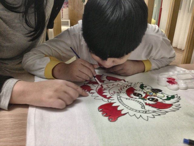 【优姬家的小朋友原创】·DIY手绘T恤·舞狮神兽。 第4步