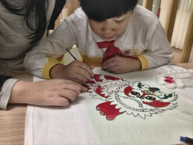 【优姬家的小朋友原创】·DIY手绘T恤·舞狮神兽。 第5步