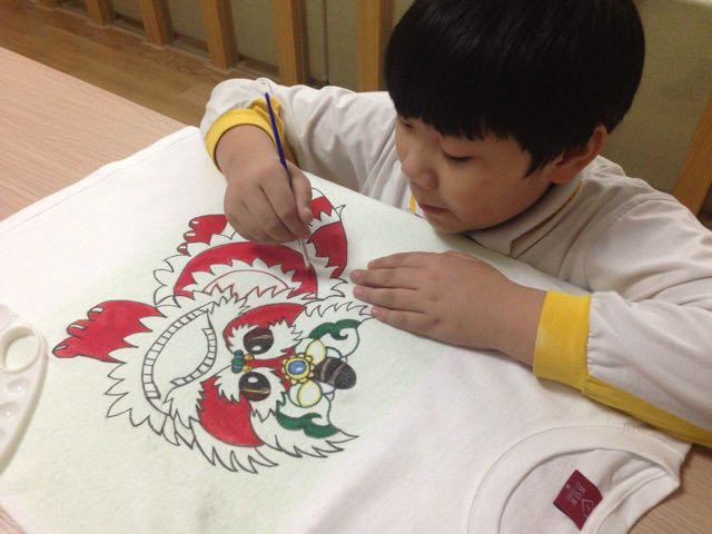 【优姬家的小朋友原创】·DIY手绘T恤·舞狮神兽。 第8步
