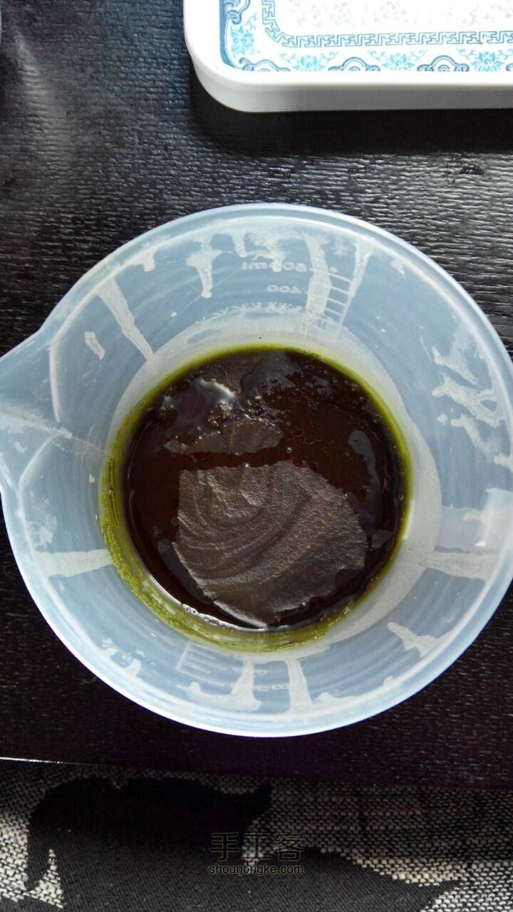用绿茶萃取油做茶皂，慢慢熬出茶味道。 第9步