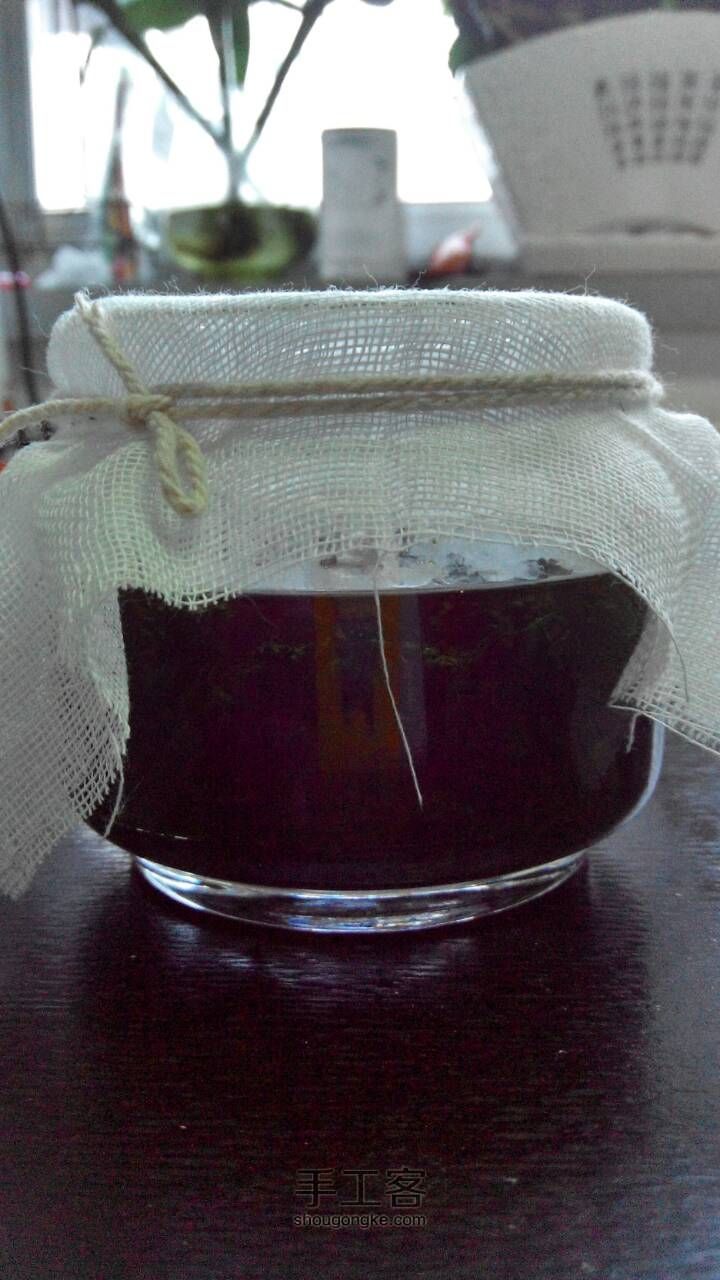 用绿茶萃取油做茶皂，慢慢熬出茶味道。 第6步