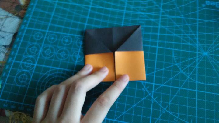 可玩可用的折纸之蛋托 第8步