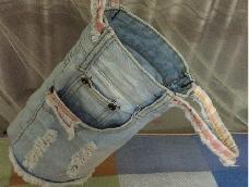 裤腿裁成两半
修剪好其中做包体的一半
缝合
把包底缝合
加上带子