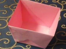 　　盒子是非常实用的，尤其是女孩子，因为女孩子总是有很多小玩意，乱扔总会找不到，有盒子就可以把他们集中在一起哦，今天我为大家分享的折纸盒子可是非常简单的折法哦

