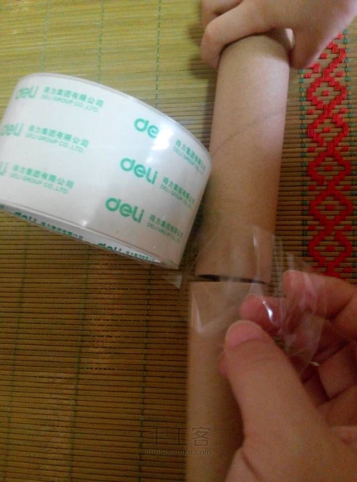 保鲜膜内芯做金箍棒 第3步