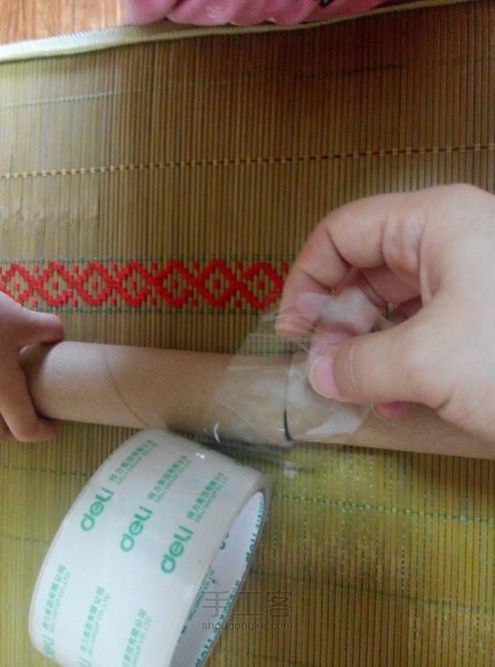保鲜膜内芯做金箍棒 第2步