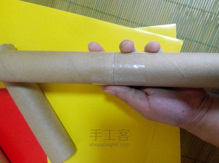 保鲜膜内芯做金箍棒 第4步