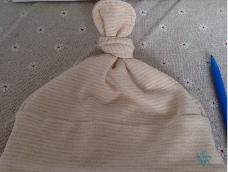 闺蜜的女儿两个月了 一直没有时间回去 正好手边有一些天然有机棉和之前买的书 就照着做了一个小帽子 很简单的 喜欢的宝妈可以做一下哦 