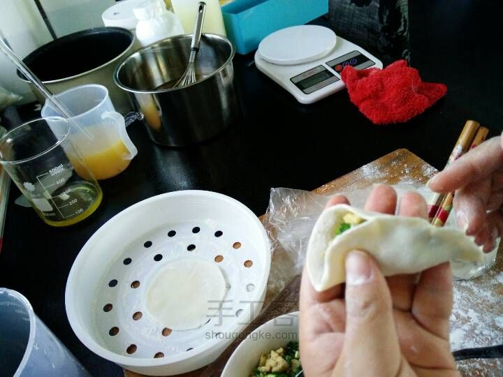 论饺子的五种常用包法 第1步