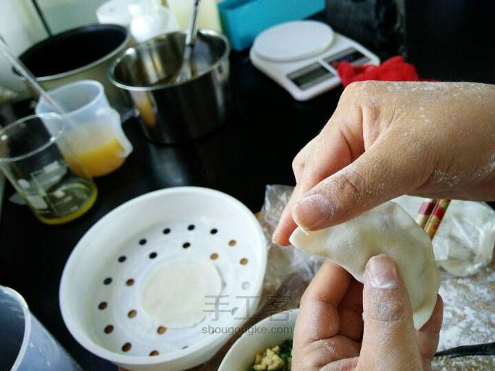 论饺子的五种常用包法 第2步