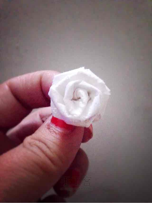 用手帕纸折玫瑰随手给朋友一个惊喜 第17步