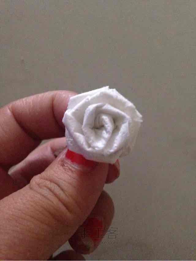 用手帕纸折玫瑰随手给朋友一个惊喜 第16步