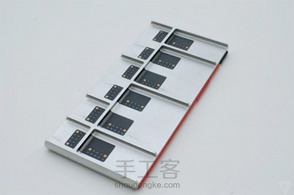 Google Project Ara 模块化手机【转自：筑梦创造】


Google将在明年1月份正式发售模块化手机Project Ara，它的电池、摄像头、内存、屏幕等部件全部模块化，用户可以根据自己的喜好和硬件需求来组装属于自己的手机。它的最低售价仅为50美元。 第1张