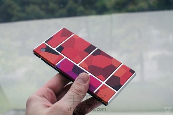 Google Project Ara 模块化手机【转自：筑梦创造】


Google将在明年1月份正式发售模块化手机Project Ara，它的电池、摄像头、内存、屏幕等部件全部模块化，用户可以根据自己的喜好和硬件需求来组装属于自己的手机。它的最低售价仅为50美元。 第5张