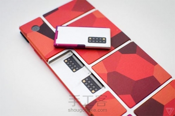 Google Project Ara 模块化手机【转自：筑梦创造】


Google将在明年1月份正式发售模块化手机Project Ara，它的电池、摄像头、内存、屏幕等部件全部模块化，用户可以根据自己的喜好和硬件需求来组装属于自己的手机。它的最低售价仅为50美元。 第7张