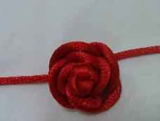 我用的是5号线，先编一个纽扣结，再编两个没收紧线的纽扣结叠加在一起就是一朵漂亮的玫瑰了
