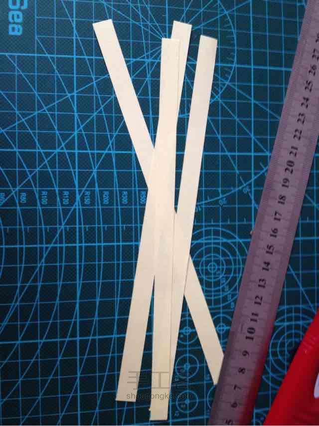 小黑裙-衍纸作品 第3步