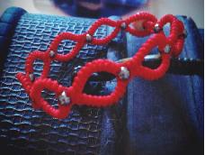 一条漂亮的本命年红绳