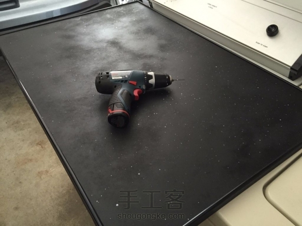 简单几步让你的天花板「满目星辰」，把这个安在卧室，失眠的时候数星星，可比数羊什么的洋气多了~

原作：redsunsoft

译者：kiddo Wang 第3张