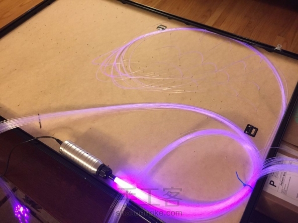 简单几步让你的天花板「满目星辰」，把这个安在卧室，失眠的时候数星星，可比数羊什么的洋气多了~

原作：redsunsoft

译者：kiddo Wang 第4张