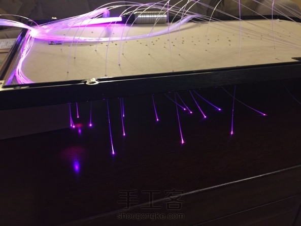 简单几步让你的天花板「满目星辰」，把这个安在卧室，失眠的时候数星星，可比数羊什么的洋气多了~

原作：redsunsoft

译者：kiddo Wang 第5张