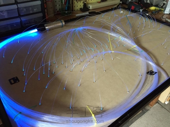 简单几步让你的天花板「满目星辰」，把这个安在卧室，失眠的时候数星星，可比数羊什么的洋气多了~

原作：redsunsoft

译者：kiddo Wang 第7张