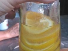 自制的蜂蜜柠檬水，不仅味道酸甜爽口，更有美白，滋润，解毒，通便，每天夹两片泡水喝，岂不乐哉