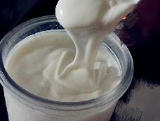 夏天酸奶很美味吧。又健康又营养。制作过程很容易，十分钟内搞定。