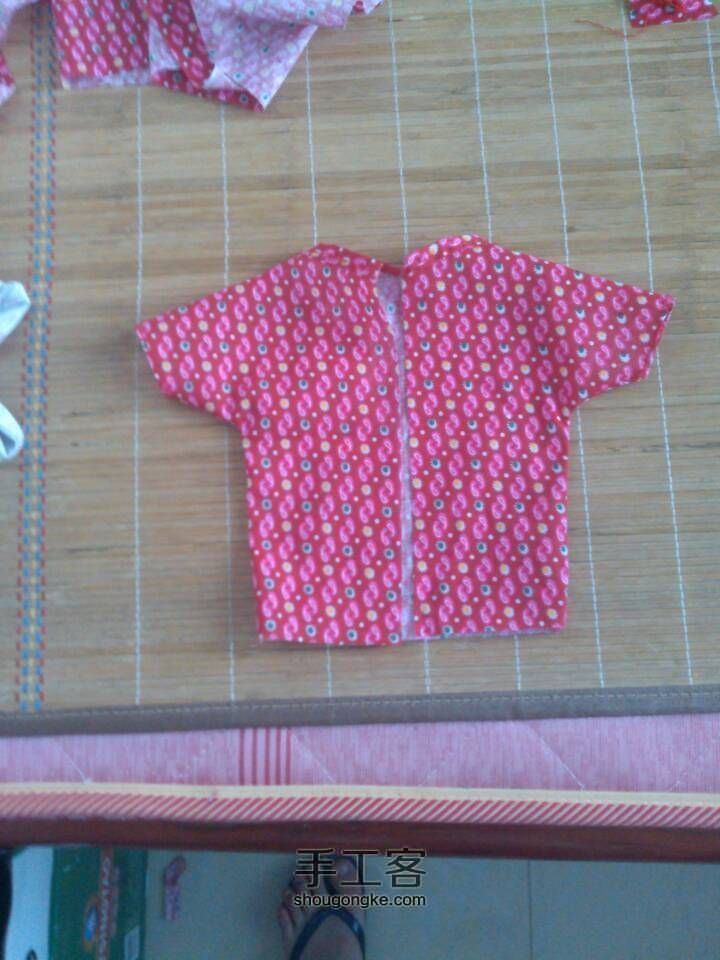 第一次给宝宝做的小衣裳，没有缝纫机也没有烫斗只能用针线缝。 第5步
