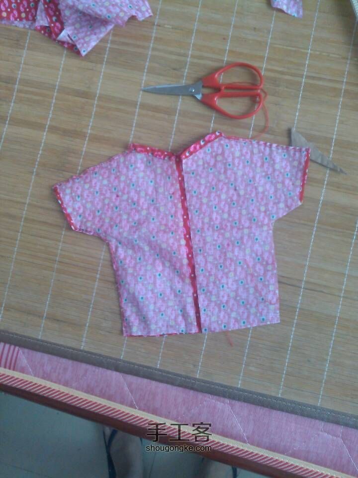 第一次给宝宝做的小衣裳，没有缝纫机也没有烫斗只能用针线缝。 第4步
