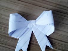 分享一个漂亮的蝴蝶结，贴在送给朋友的礼物上，一级棒！