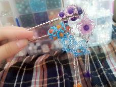 大概是看绣球花来的灵感，做了两个，我和闺蜜一人一个。紫色绣球花和蓝色绣球花的话语是什么你知道吗？