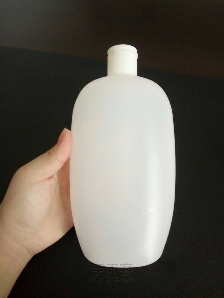 用塑料瓶制作小芭比的浴盆 第2步