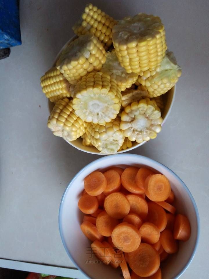 胡萝卜玉米排骨汤 第2步