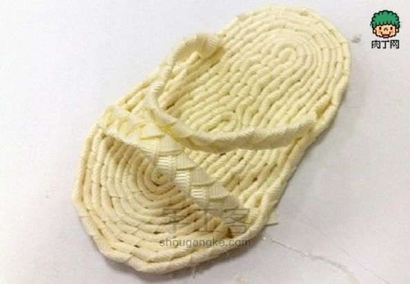 用布艺边角料手工编织可自己穿做娃鞋的迷你小拖鞋挂饰（转载） 第4步
