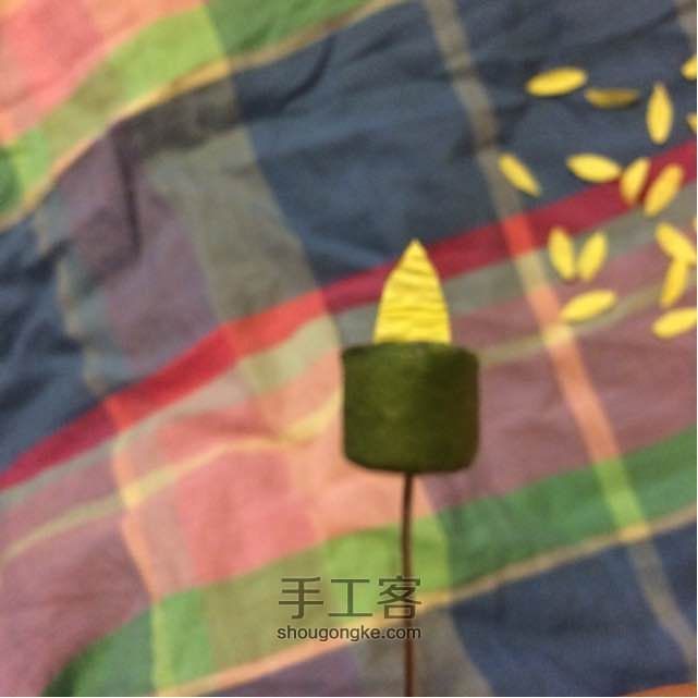 皱纹纸太阳花小花束 第7步