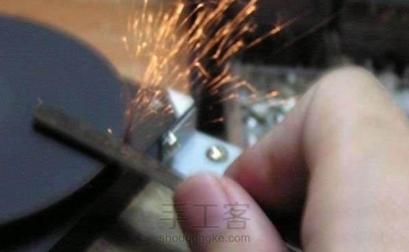 把旧硬盘改造为磨刀砂轮
坏掉的硬盘可以拿来做什么用途呢?


放桌角下垫高?还是拆掉里面的硬盘盘片拿来当镜子?……

如果里面的马达没坏的话，拿来当砂轮机吧 !
 第5张