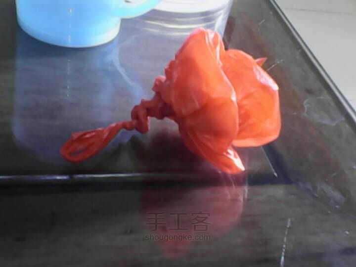 废弃塑料袋变身妖艳红玫瑰 第5步