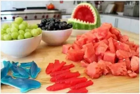 【转自网络】创意水果小鲨鱼 简单的水果拼盘⊙▽⊙ 第16步