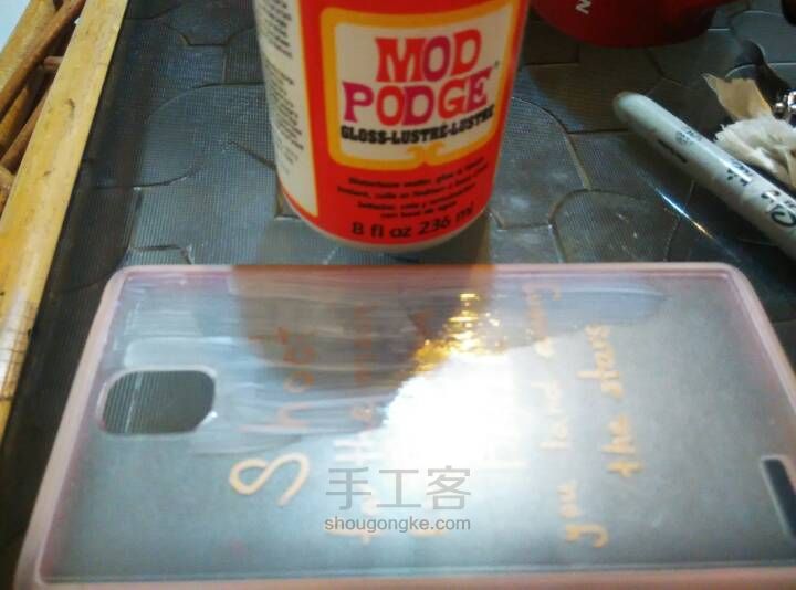 Mod podge手写经典名句手机壳diy 第4步