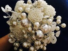 准备好银色花艺铁丝、各种大小号穿孔珍珠，珍珠花盘纽扣、蕾丝花片