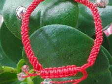 铃铛三个，4cm菱形珠子四个，红绳4米，红绳玉米结。