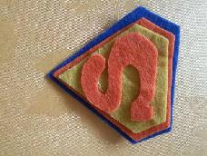 不织布制作，因为喜欢超人的标志，所以制作这个臂章，当然戴在包包上，衣服上也都不错